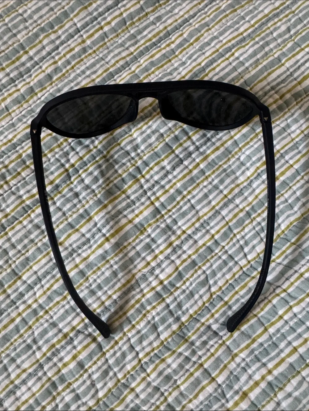 Men's Black Aviator Sunglasses - Classic Polarized Look